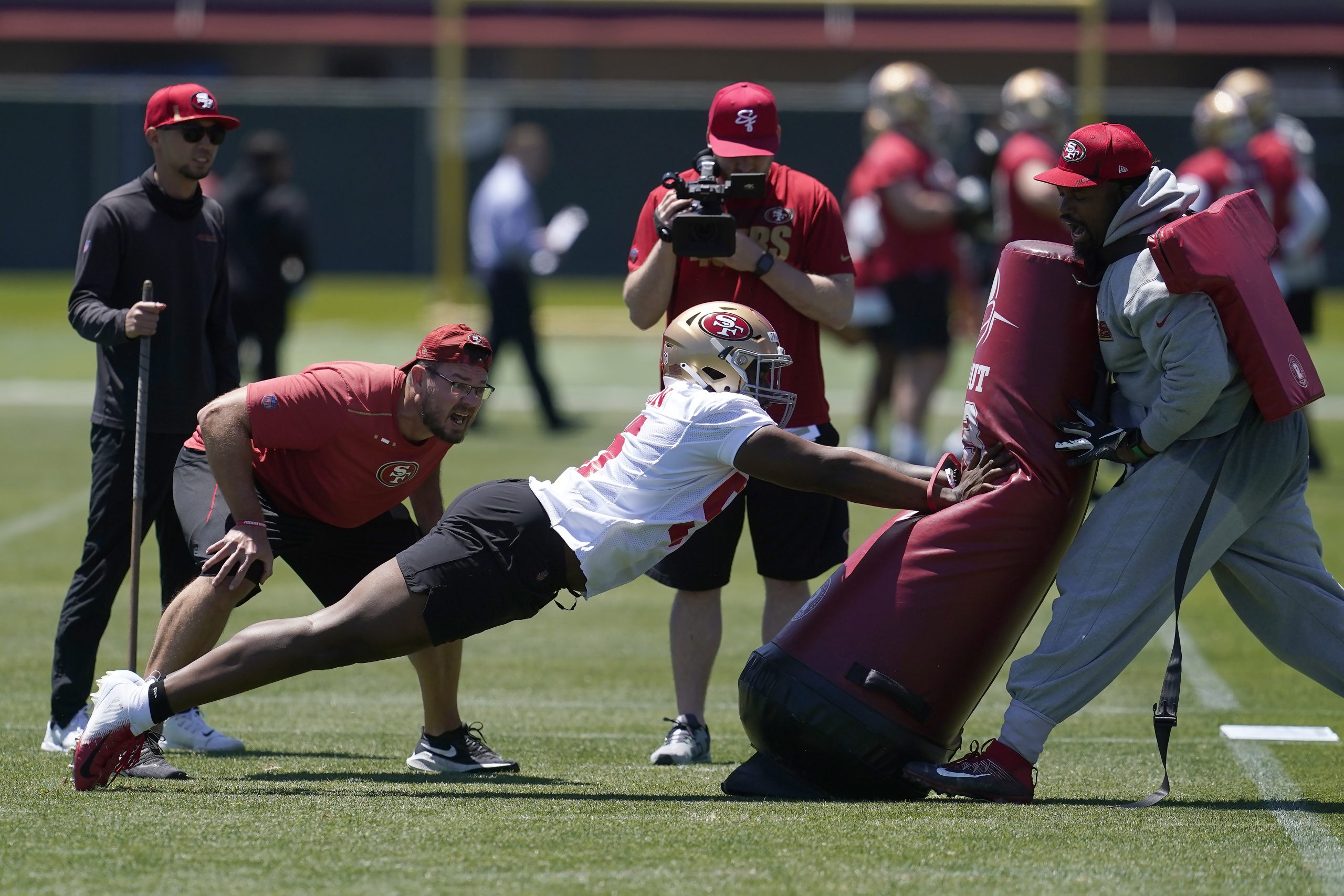 49ers DE Group Presents Big Challenge For Coaching Staff